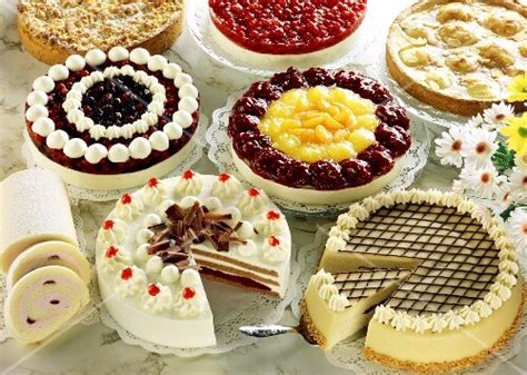 Verschiedene glutenfreie Torten auf einer Kaffeetafel