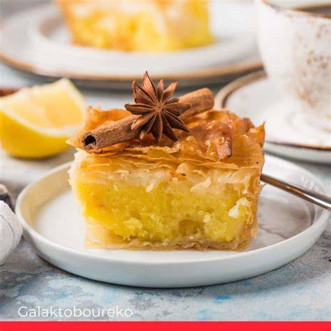 Verschiedene griechische Desserts: Aprikosencrème, Galaktoboureko, Pastéli