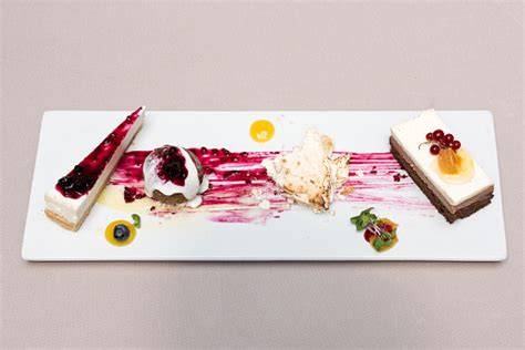Verschiedene herbstliche Dessert-Varianten auf einer Platte
