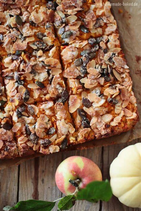 Verschiedene herbstliche Kuchen mit Nüssen und Trauben
