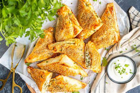 Verschiedene herzhafte Croissants mit Gemüse, Käse und Kräutern gefüllt