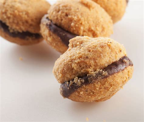 Verschiedene italienische Kekssorten (Cantuccini, Ricciarelli, Baci di Dama)