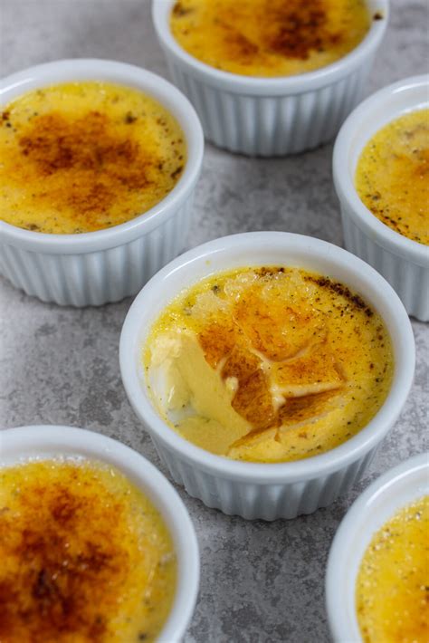 Verschiedene karamellisierte Lebensmittel: Nüsse, Crème brûlée, Zwiebeln, Kuchen, Gemüse