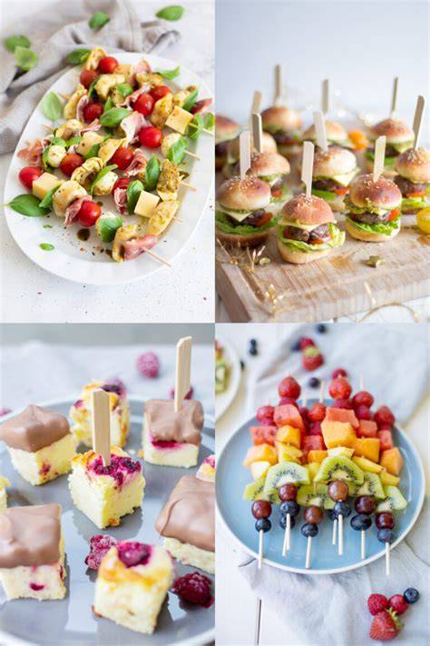 Verschiedene kleine Kuchen als Fingerfood auf einer Platte