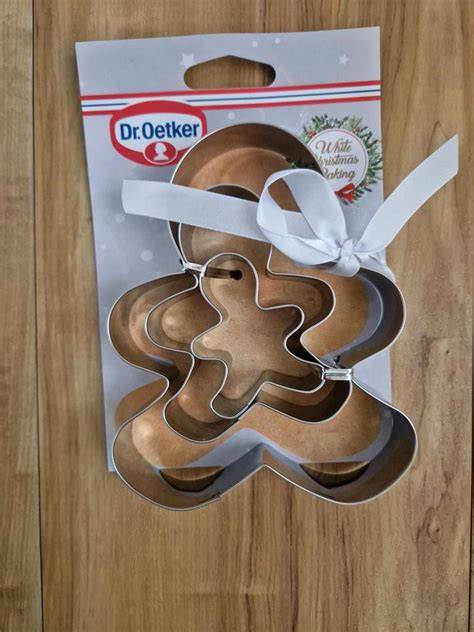 Verschiedene kleine Lebkuchen Ausstecher in weihnachtlichen Motiven