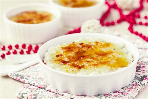 Verschiedene milchbasierte Desserts: Panna Cotta, Crème brûlée, Milchreis