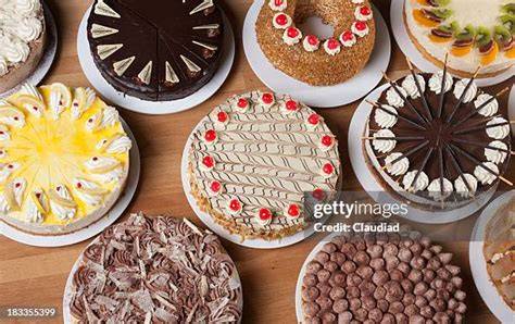 Verschiedene no-bake Kuchen auf einem Servierteller