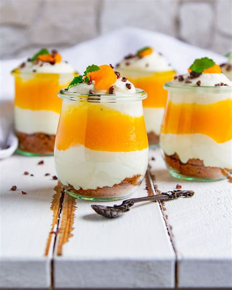 Verschiedene schnelle Dessert-Gläser mit Schichten aus Creme und Früchten