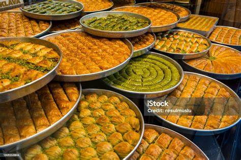 Verschiedene türkische Gebäckstücke: Baklava, Künefe, Kalbura bastı