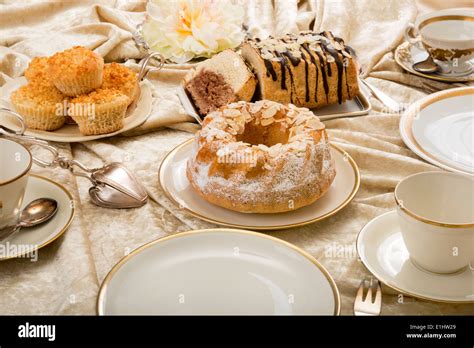 Verschiedene traditionelle sächsische Kuchen auf einem gedeckten Kaffeetisch