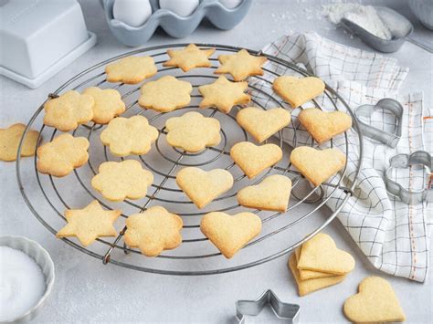 Verschiedene ungefüllte Mürbeteigplätzchen