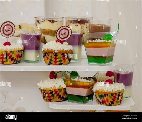 Verschiedene vegane Desserts auf einem Tisch