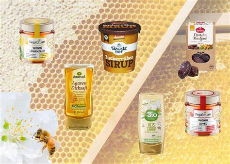 Verschiedene vegane Honig-Alternativen in Gläsern, Blattlogo vegan