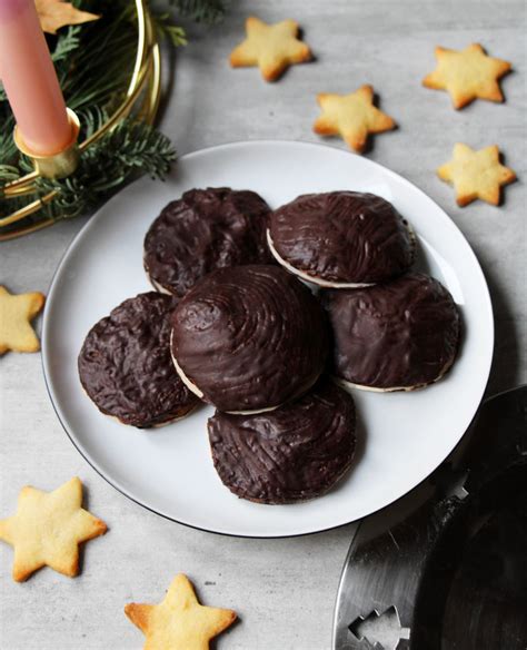 Verschiedene vegane Lebkuchen in Herz- und Sternform auf Oblaten