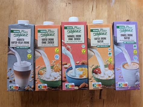 Verschiedene vegane Milchalternativen für Desserts