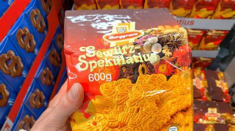 Verschiedene veganfreundliche Spekulatius-Produkte im Supermarkt