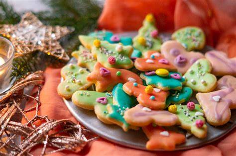 Verschiedene verzierte Butterplätzchen (Tannenbaum, Bärchen, Spitzbub)