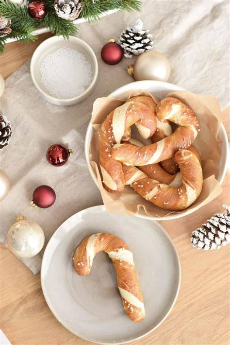Verschiedene weihnachtliche Biskuitrollen angerichtet auf einer Tafel
