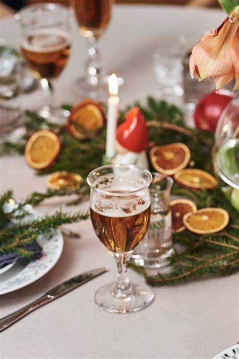 Verschiedene weihnachtliche Dessertgläser auf dem Tisch