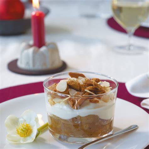 Verschiedene weihnachtliche Desserts mit Lebkuchengewürz und Glühweinkirschen