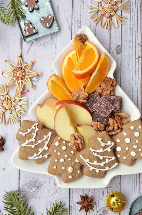Verschiedene weihnachtliche Lebkuchen auf einem Servierteller