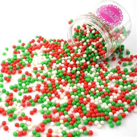 Verschiedene weihnachtliche Streusel und Zuckerperlen in bunten Farben