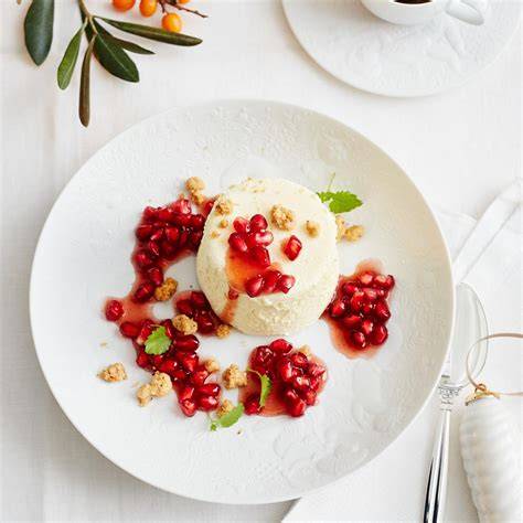 Verschiedene winterliche Desserts: Bratapfel-Cheesecake, Lava-Cake und Crème brûlée