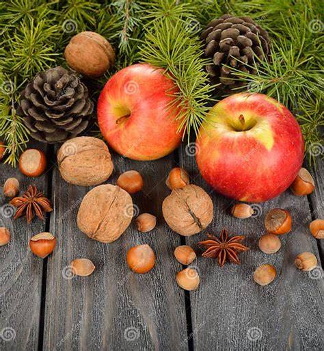 Verschiedene winterliche Dessertzutaten: Zimtstangen, Nüsse, Äpfel, und Schokolade