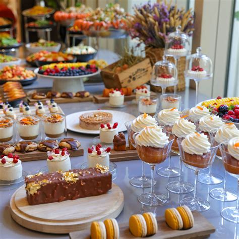 Verschiedene zuckerfreie Apfelkuchen-Variationen auf einem Buffet