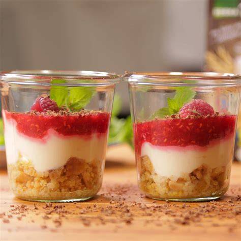 Verschlossene Dessertgläser im Kühlschrank