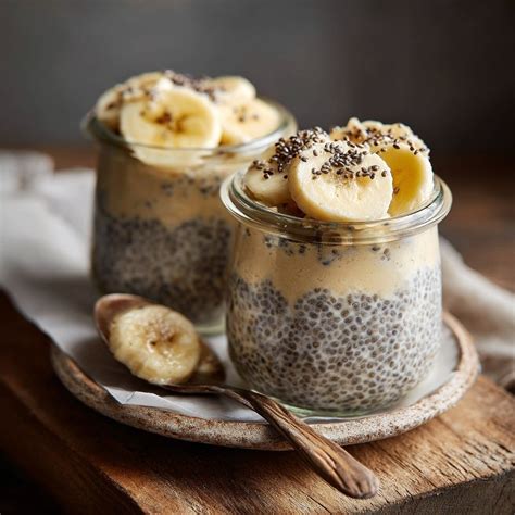 Verschlossene Gläser Chia Pudding im Kühlschrank
