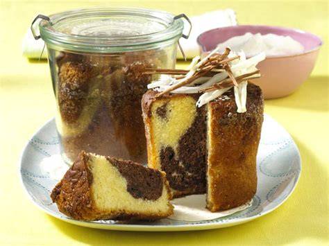 Verschlossene Kuchen im Weckglas auf Vorratsregal