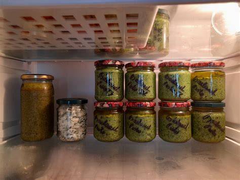 Verschlossene Trüffelöl-Gläser im Kühlschrank