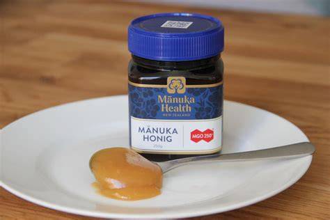 Versorgung eines Zeckenstichs mit Manuka Honig und Verband