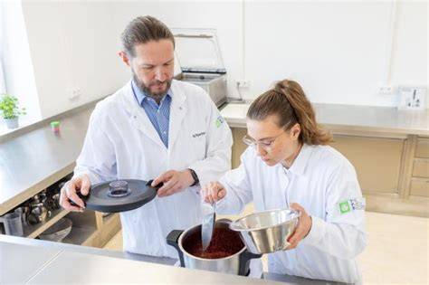Versuchsküche und Glasabfüllung in Handarbeit