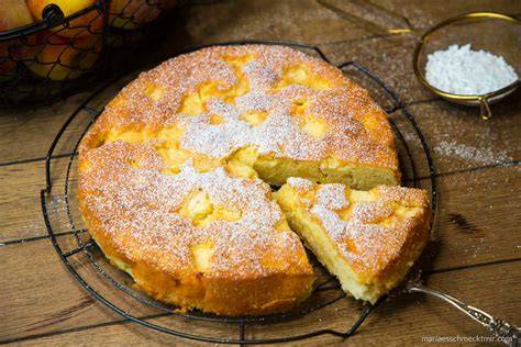 Versunkener Apfelkuchen auf Kuchengitter mit Puderzucker bestäubt