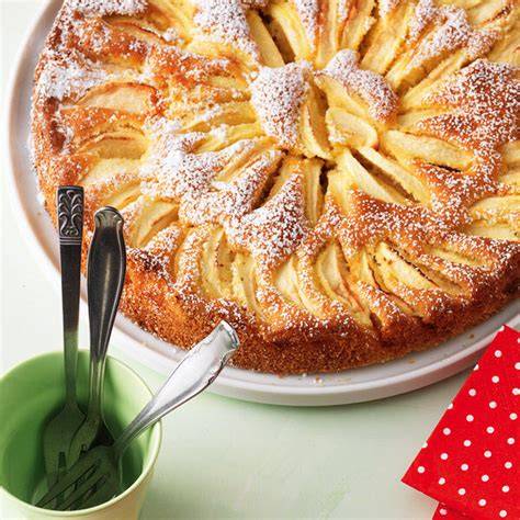 Versunkener Apfelkuchen in Springform mit Puderzucker
