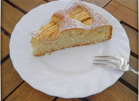 Versunkener Apfelkuchen mit Zimt und Puderzucker