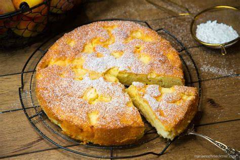 Versunkener Apfelkuchen mit warmem Stück und Sahne