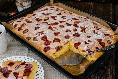 Versunkener Erdbeerkuchen mit Crème Fraîche im Rührteig