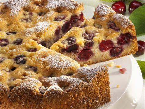Versunkener Kirschkuchen aufgeschnitten mit Puddingfüllung