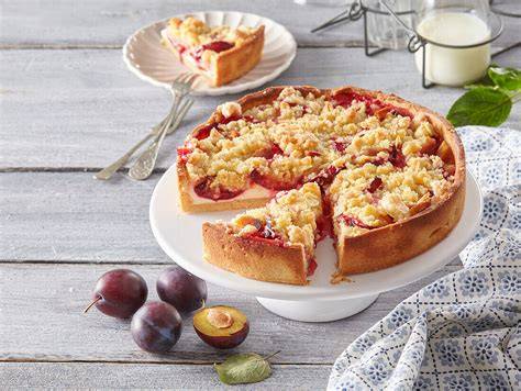 Versunkener Pflaumenkuchen mit Quark und Mandelblättchen