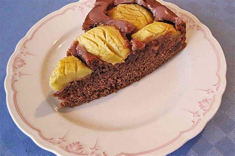 Versunkener Schoko-Apfelkuchen auf rustikalem Holztisch