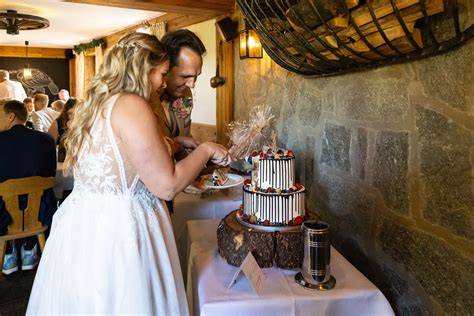 Verteilung der Hochzeitstorte an Gäste bei der Feier