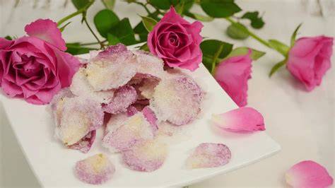 Verwendung kandierter Rosenblätter auf Desserts und Torten