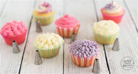 Verzieren der Cupcakes mit dem Spritzbeutel