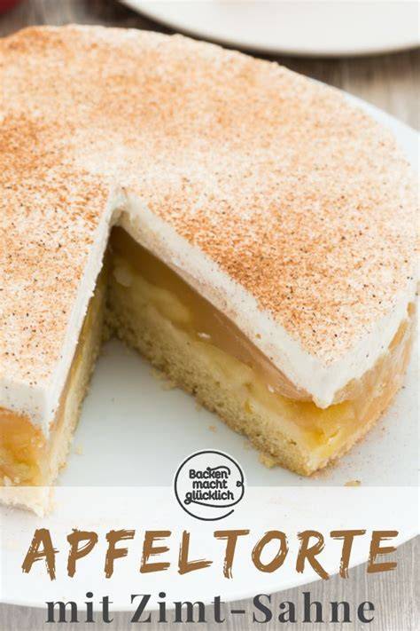Verzieren einer Apfeltraum Torte mit Sahne und Zimt