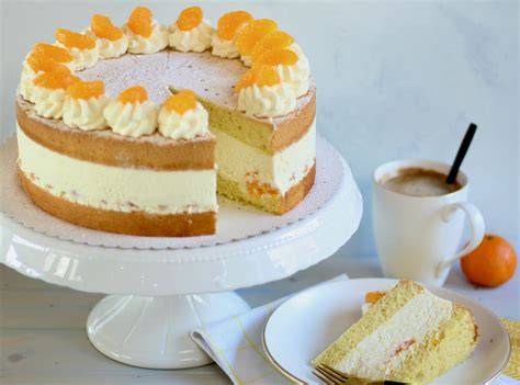 Verzierte Käse-Sahne-Torte mit Mandarinen