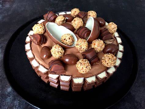 Verzierte Kinderschokolade Torte mit Schokostreifen und Sahnetuffs