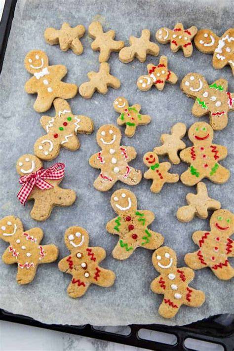 Verzierte Lebkuchenmänner mit Zuckerguss und Streuseln